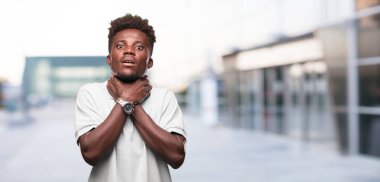 Genç serin siyah adam işareti. tek renkli bir arka plana dayanır kişi kesip