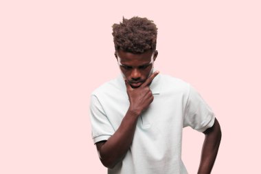 Genç serin siyah adam işareti. tek renkli bir arka plana dayanır kişi kesip