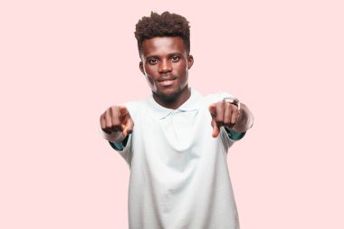 Genç serin siyah adam işareti. tek renkli bir arka plana dayanır kişi kesip