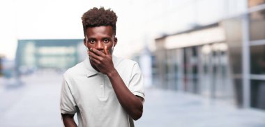 Genç serin siyah adam işareti. tek renkli bir arka plana dayanır kişi kesip