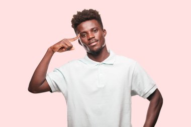 Genç serin siyah adam işareti. tek renkli bir arka plana dayanır kişi kesip