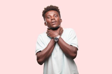 Genç serin siyah adam işareti. tek renkli bir arka plana dayanır kişi kesip