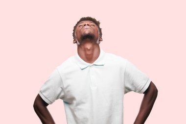 Genç serin siyah adam işareti. tek renkli bir arka plana dayanır kişi kesip