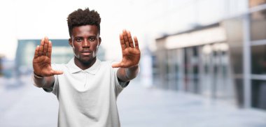 Genç serin siyah adam işareti. tek renkli bir arka plana dayanır kişi kesip