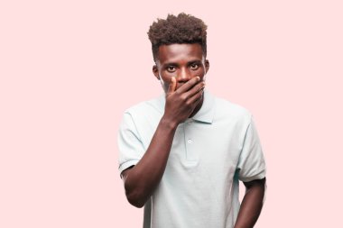 Genç serin siyah adam işareti. tek renkli bir arka plana dayanır kişi kesip