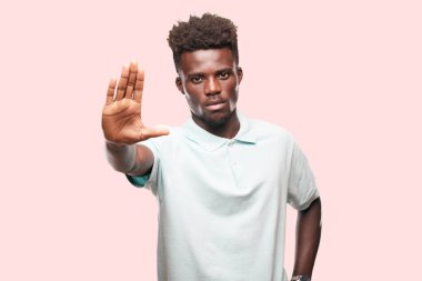 Genç serin siyah adam işareti. tek renkli bir arka plana dayanır kişi kesip