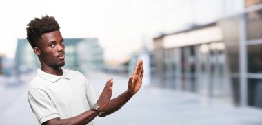 Genç serin siyah adam işareti. tek renkli bir arka plana dayanır kişi kesip