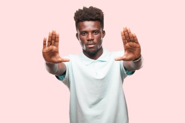 Genç serin siyah adam işareti. tek renkli bir arka plana dayanır kişi kesip