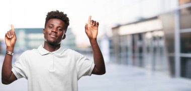 Genç serin siyah adam işareti. tek renkli bir arka plana dayanır kişi kesip