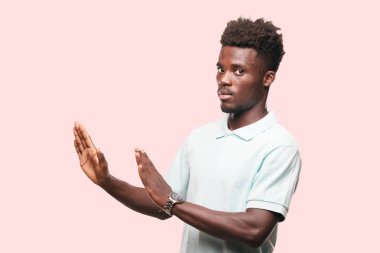 Genç serin siyah adam işareti. tek renkli bir arka plana dayanır kişi kesip