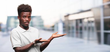 Genç serin siyah adam işareti. tek renkli bir arka plana dayanır kişi kesip