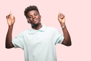 Genç serin siyah adam işareti. tek renkli bir arka plana dayanır kişi kesip