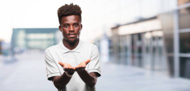 Genç serin siyah adam işareti. tek renkli bir arka plana dayanır kişi kesip