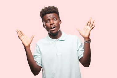 Genç serin siyah adam işareti. tek renkli bir arka plana dayanır kişi kesip