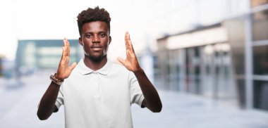 Genç serin siyah adam işareti. tek renkli bir arka plana dayanır kişi kesip