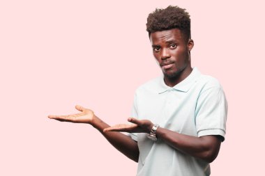 Genç serin siyah adam işareti. tek renkli bir arka plana dayanır kişi kesip