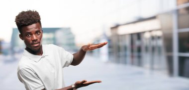 Genç serin siyah adam işareti. tek renkli bir arka plana dayanır kişi kesip