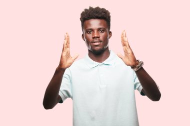 Genç serin siyah adam işareti. tek renkli bir arka plana dayanır kişi kesip