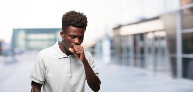 Genç serin siyah adam işareti. tek renkli bir arka plana dayanır kişi kesip