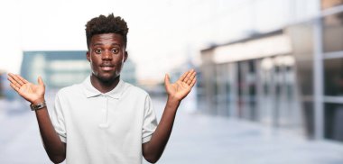 Genç serin siyah adam işareti. tek renkli bir arka plana dayanır kişi kesip