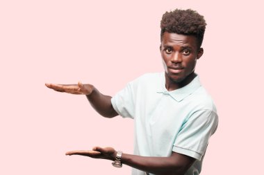 Genç serin siyah adam işareti. tek renkli bir arka plana dayanır kişi kesip