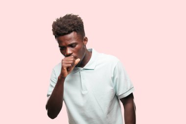 Genç serin siyah adam işareti. tek renkli bir arka plana dayanır kişi kesip