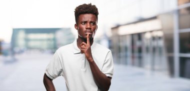 Genç serin siyah adam işareti. tek renkli bir arka plana dayanır kişi kesip