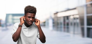 Genç serin siyah adam işareti. tek renkli bir arka plana dayanır kişi kesip