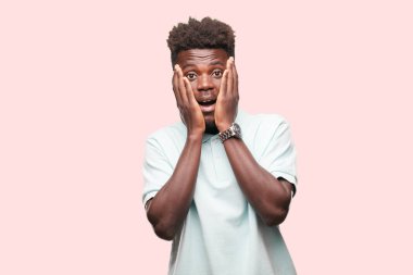 Genç serin siyah adam işareti. tek renkli bir arka plana dayanır kişi kesip