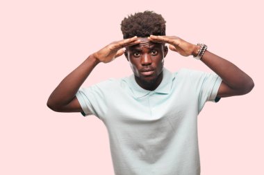 Genç serin siyah adam işareti. tek renkli bir arka plana dayanır kişi kesip