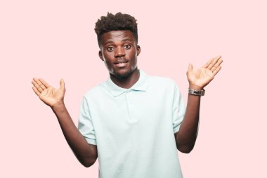 Genç serin siyah adam işareti. tek renkli bir arka plana dayanır kişi kesip