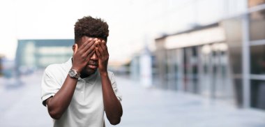 Genç serin siyah adam işareti. tek renkli bir arka plana dayanır kişi kesip