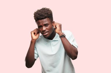 Genç serin siyah adam işareti. tek renkli bir arka plana dayanır kişi kesip