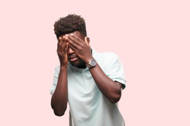 Genç serin siyah adam işareti. tek renkli bir arka plana dayanır kişi kesip