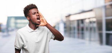 Genç serin siyah adam işareti. tek renkli bir arka plana dayanır kişi kesip