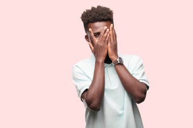 Genç serin siyah adam işareti. tek renkli bir arka plana dayanır kişi kesip