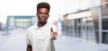 Genç serin siyah adam işareti. tek renkli bir arka plana dayanır kişi kesip