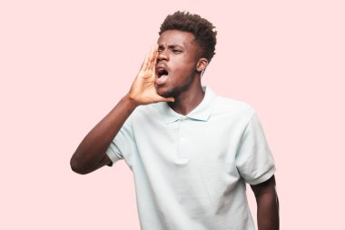 Genç serin siyah adam işareti. tek renkli bir arka plana dayanır kişi kesip