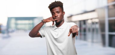 Genç serin siyah adam işareti. tek renkli bir arka plana dayanır kişi kesip