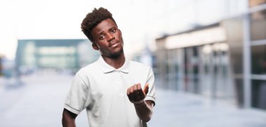 Genç serin siyah adam işareti. tek renkli bir arka plana dayanır kişi kesip