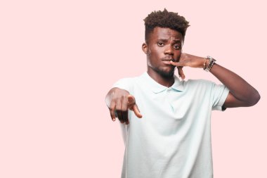 Genç serin siyah adam işareti. tek renkli bir arka plana dayanır kişi kesip