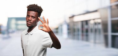 Genç serin siyah adam işareti. tek renkli bir arka plana dayanır kişi kesip