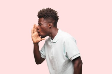 Genç serin siyah adam işareti. tek renkli bir arka plana dayanır kişi kesip