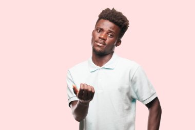 Genç serin siyah adam işareti. tek renkli bir arka plana dayanır kişi kesip
