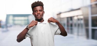 Genç serin siyah adam işareti. tek renkli bir arka plana dayanır kişi kesip