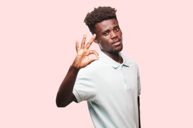 Genç serin siyah adam işareti. tek renkli bir arka plana dayanır kişi kesip