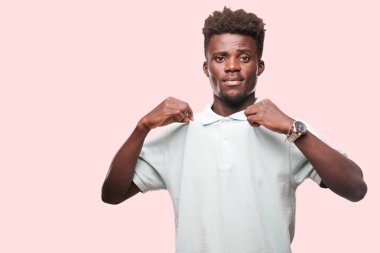 Genç serin siyah adam işareti. tek renkli bir arka plana dayanır kişi kesip