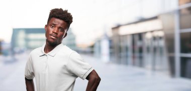 Genç serin siyah adam işareti. tek renkli bir arka plana dayanır kişi kesip