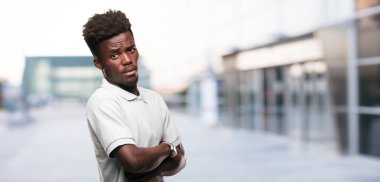 Genç serin siyah adam işareti. tek renkli bir arka plana dayanır kişi kesip