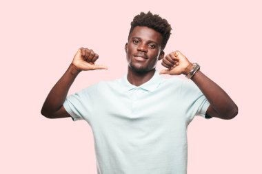 Genç serin siyah adam işareti. tek renkli bir arka plana dayanır kişi kesip